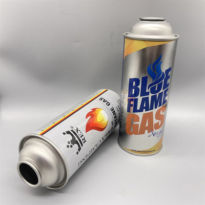 La lata portátil de gas butano para acampar y cocinar al aire libre.